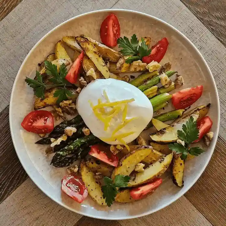 Asparagus dish with potatoes and burrata