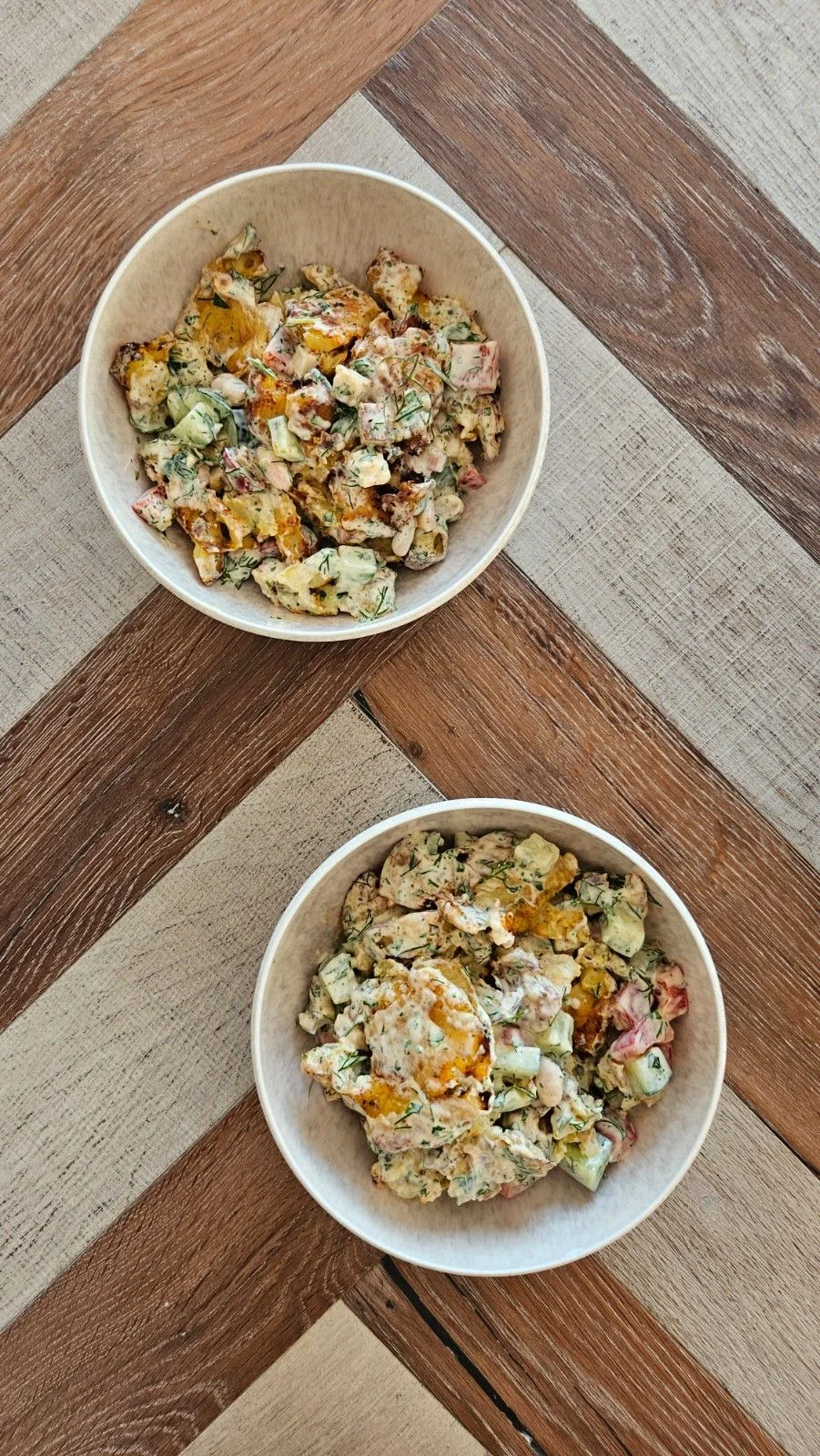 Smashedpotato Salat auf einem Teller