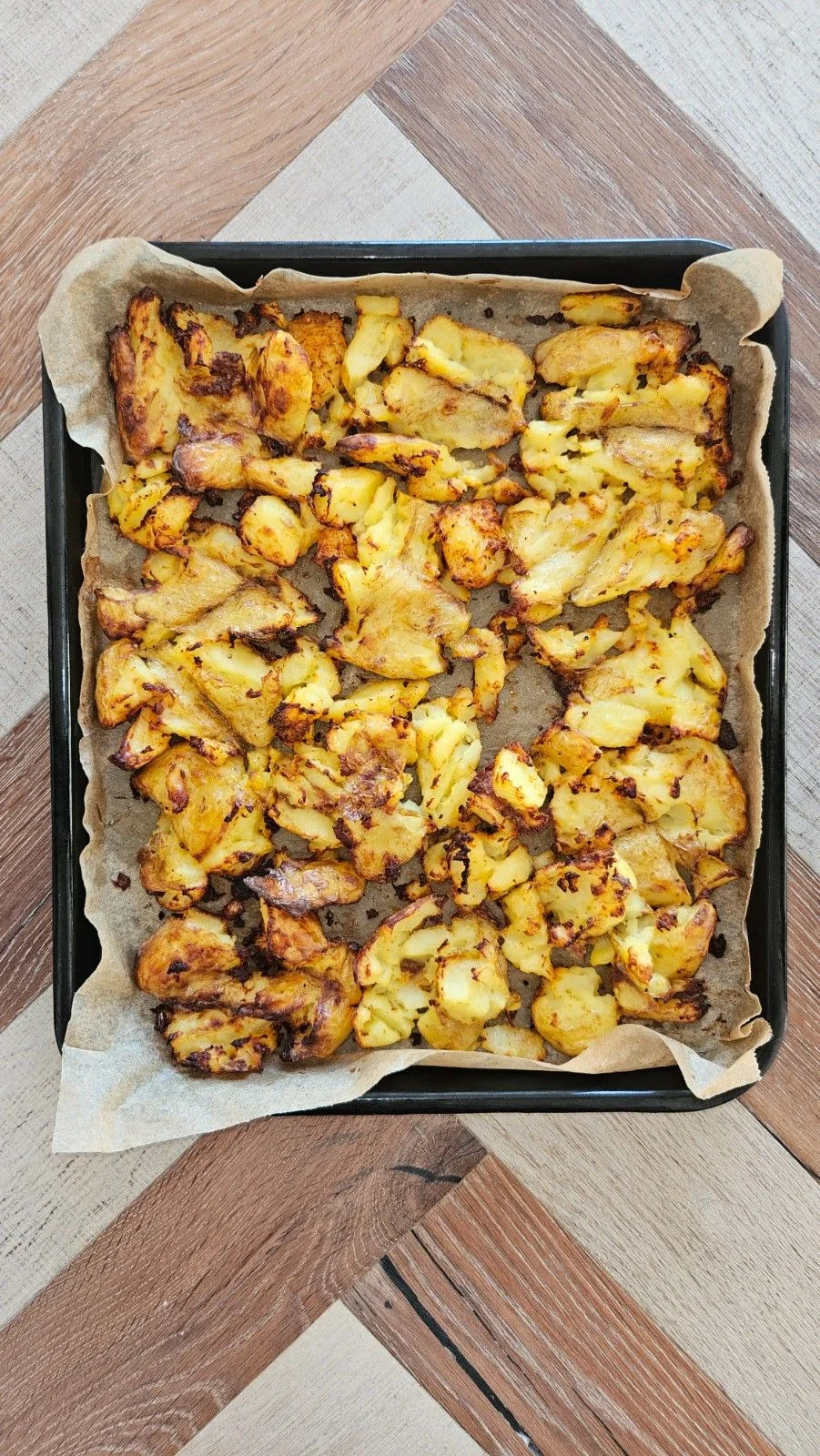 Smashedpotato Salat auf einem Teller